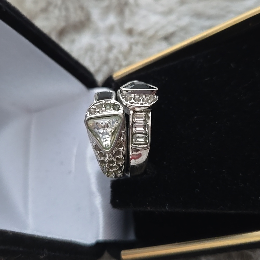 Black silver ring with gem detailing (size 5.5) - Picture 3 of 6